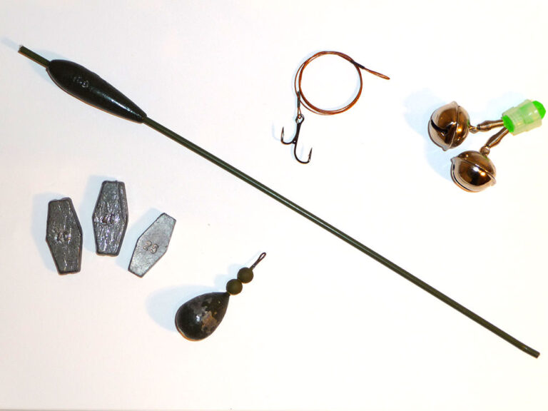 Angeln Zubehörset mit Schwimmer, Bleikörper, Angelhaken, Schnur und Geräuschen. Ideal für verschiedene Angeltechniken und -bedingungen.