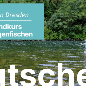 Angler im Wasser beim Fliegenfischen, umgeben von einer malerischen Waldlandschaft, mit dem Hinweis auf einen Gutschein für einen Grundkurs in Fliegenfischen in Dresden.